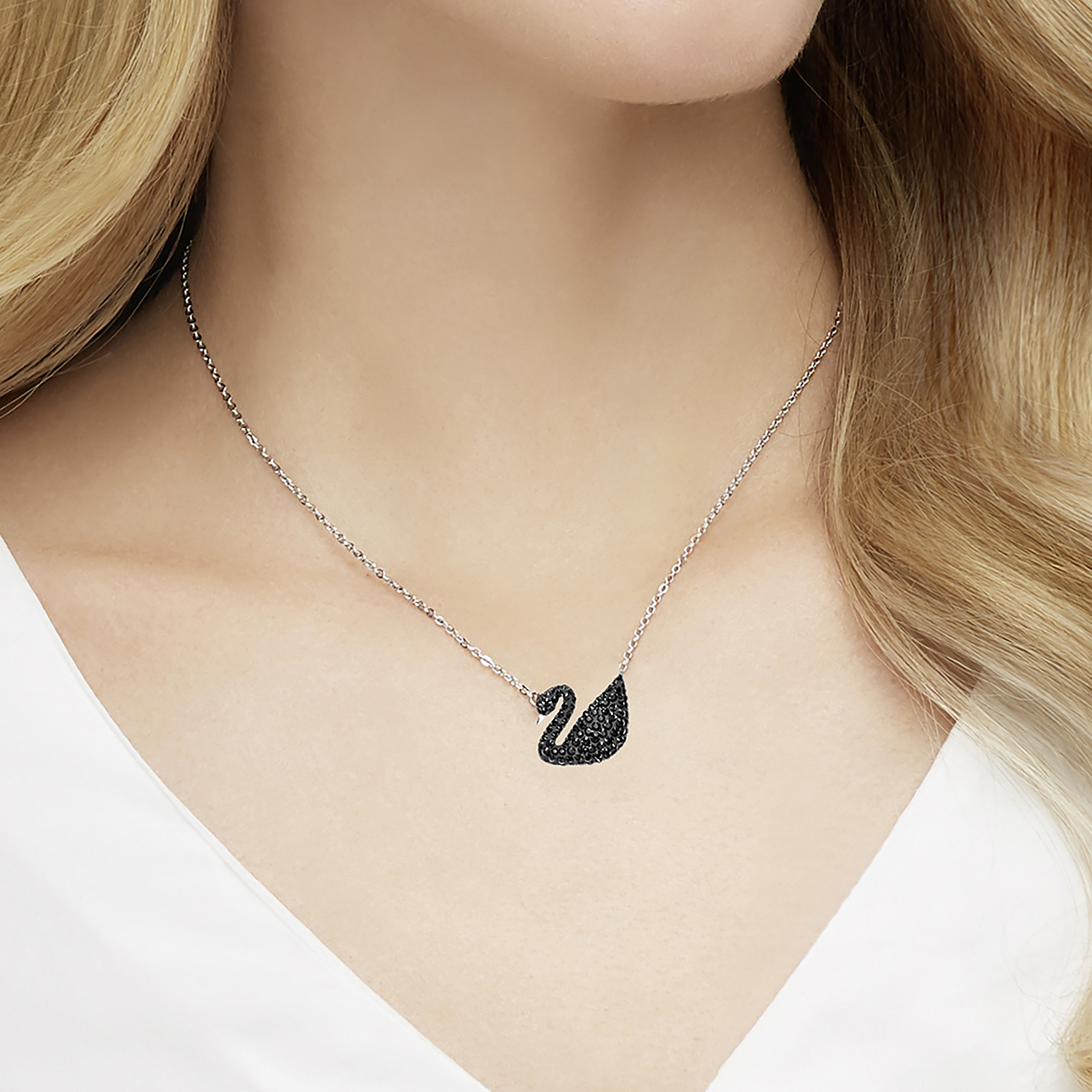 Black swan cheap pendant swarovski